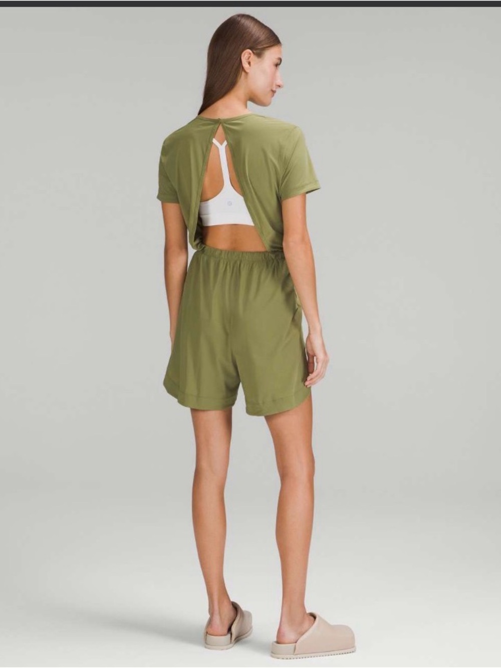 Lululemon Lightweight High-Neck Romper
Bronze Green. Size 4
